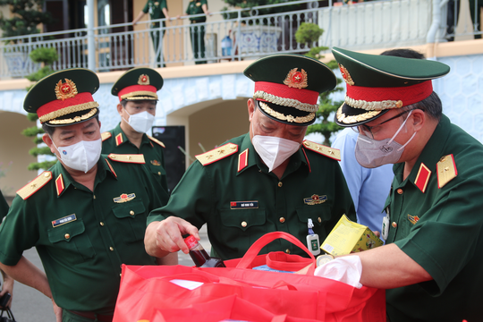 100.000 phần quà và 4.000 tấn gạo của Bộ Quốc phòng đến tay người dân TP HCM - Ảnh 2.