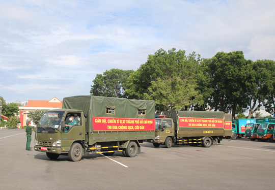 100.000 phần quà và 4.000 tấn gạo của Bộ Quốc phòng đến tay người dân TP HCM - Ảnh 7.