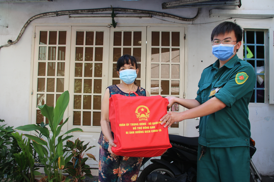 100.000 phần quà và 4.000 tấn gạo của Bộ Quốc phòng đến tay người dân TP HCM - Ảnh 9.