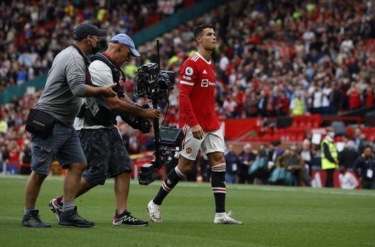 Ronaldo phô diễn đẳng cấp, Man United thắng giòn giã lên ngôi đầu - Ảnh 9.
