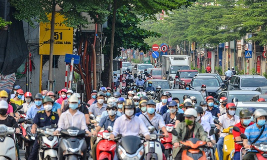 CLIP: Cảnh đường phố Hà Nội đông đúc trong ngày đầu tuần - Ảnh 9.