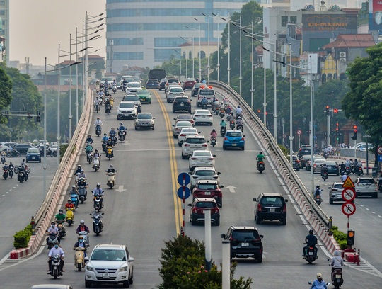 CLIP: Cảnh đường phố Hà Nội đông đúc trong ngày đầu tuần - Ảnh 13.