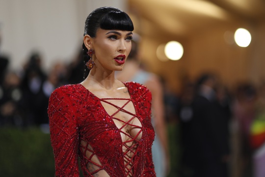 Megan Fox, Jennifer Lopez đọ độ gợi cảm tại Met Gala 2021 - Ảnh 3.