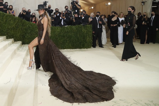 Megan Fox, Jennifer Lopez đọ độ gợi cảm tại Met Gala 2021 - Ảnh 6.