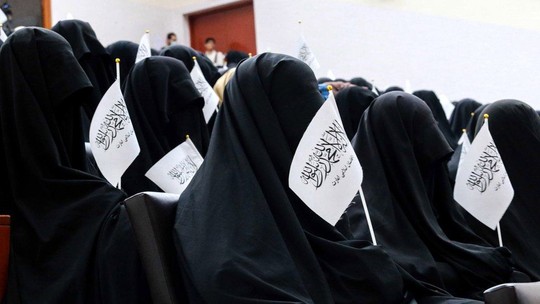Phụ nữ Afghanistan phản đối Taliban đụng vào quần áo - Ảnh 1.