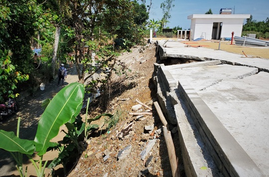 Đà Nẵng: Chính quyền lên tiếng về nghi vấn dùng đất lẫn rác thải để san nền công trình 17 tỉ đồng - Ảnh 2.