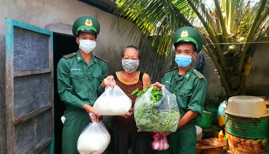 Biên phòng đảo Thổ Châu trồng rau, nuôi heo tặng dân nghèo - Ảnh 7.