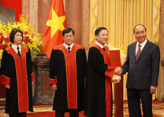 Chủ tịch nước Nguyễn Xuân Phúc trao quyết định bổ nhiệm 4 Thẩm phán TAND Tối cao - Ảnh 1.