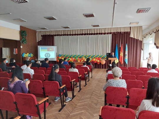 Khai giảng lớp tiếng Việt tại trường học ở Ukraine mang tên Chủ tịch Hồ Chí Minh - Ảnh 1.