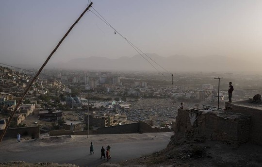 Thủ đô Kabul hứng rốc-két, Taliban đứng trước phép thử khó - Ảnh 2.