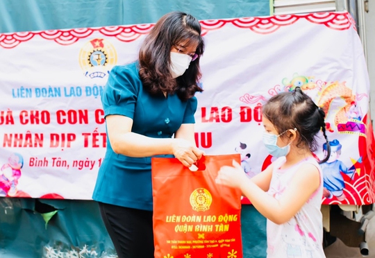 Chăm lo cho công nhân và con công nhân khó khăn - Ảnh 1.