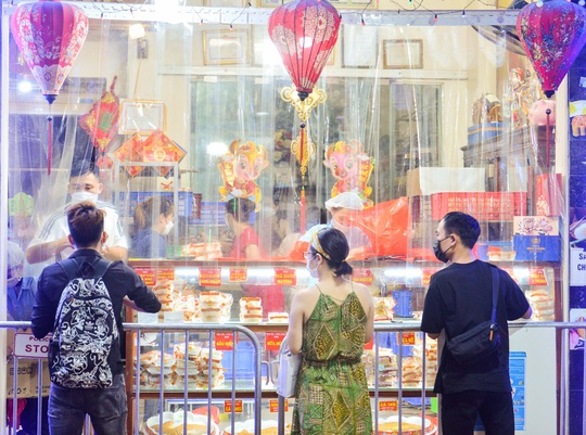 Rồng rắn xếp hàng mua bánh trung thu trong ngày nới lỏng giãn cách vùng xanh - Ảnh 10.
