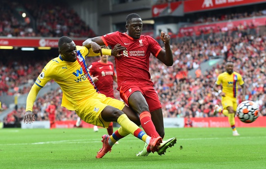 Cuồng phong đỏ Liverpool cuốn phăng Crystal Palace, chiếm ngôi đầu Ngoại hạng - Ảnh 2.