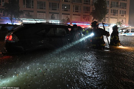 Mỹ: Bão lũ biến ga tàu thành thác nước, 46 người chết trong nhà và xe - Ảnh 2.