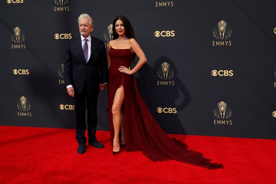 Những bộ đầm rạng ngời trên thảm đỏ Lễ trao Giải Emmy 2021 - Ảnh 4.