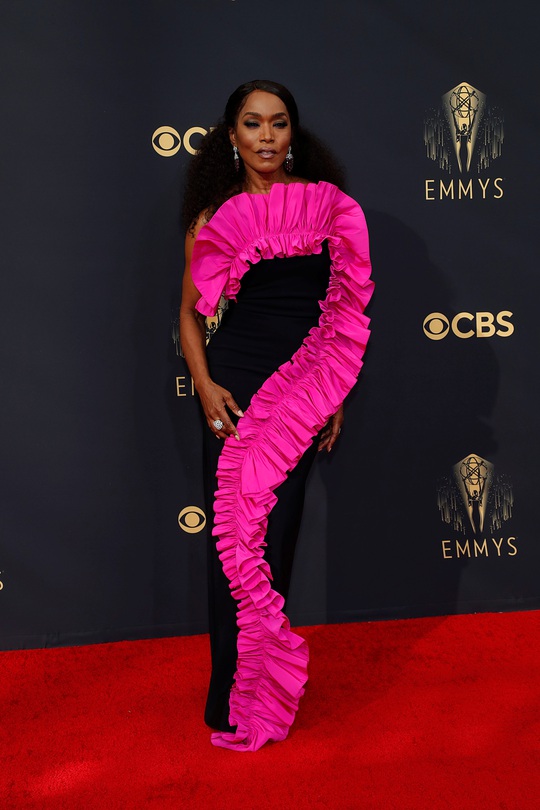 Những bộ đầm rạng ngời trên thảm đỏ Lễ trao Giải Emmy 2021 - Ảnh 11.