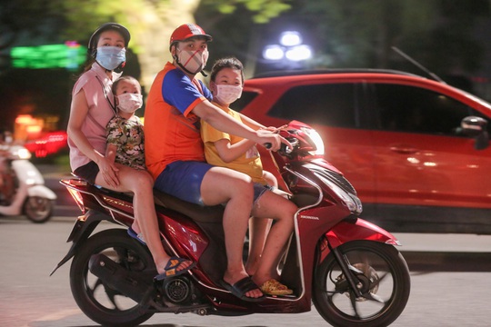 CLIP: Dòng người đi chơi trung thu gây ùn tắc tuyến phố trung tâm Hà Nội - Ảnh 3.