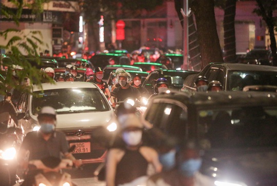 CLIP: Dòng người đi chơi trung thu gây ùn tắc tuyến phố trung tâm Hà Nội - Ảnh 11.