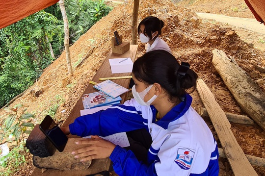 Hai chị em người Vân Kiều lên núi dựng lều, bắt sóng 3G học online - Ảnh 5.