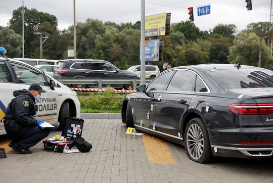 Hơn 10 viên đạn găm trúng xe cố vấn tổng thống Ukraine - Ảnh 5.