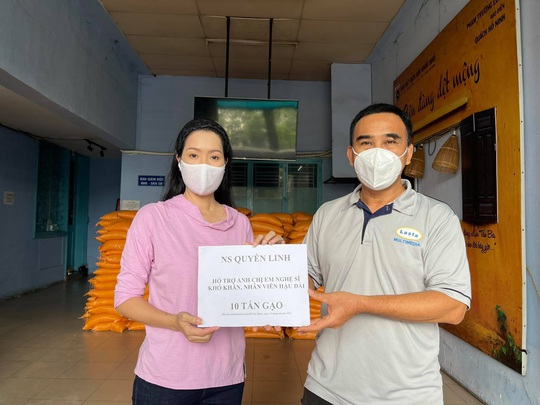 MC Quyền Linh trao tặng nghệ sĩ nghèo, công nhân sân khấu 10 tấn gạo - Ảnh 1.