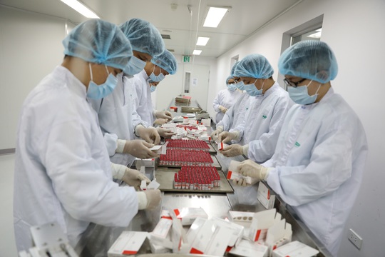 Việt Nam sản xuất thành công lô vắc-xin Sputnik V đầu tiên từ bán thành phẩm - Ảnh 1.