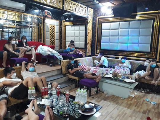 53 nam nữ tụ tập chơi ma túy trong quán karaoke ở Quảng Nam - Ảnh 1.