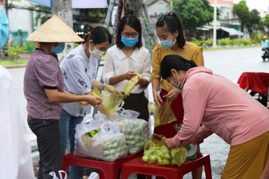 Khánh Hòa: Công đoàn hỗ trợ tiêu thụ nông, thủy sản giúp nông dân - Ảnh 1.
