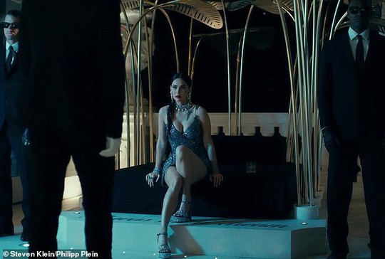 Megan Fox phô bày vẻ đẹp gợi cảm trong phim thời trang - Ảnh 2.