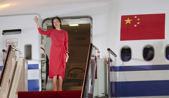 Đằng sau tấm thảm đỏ trải từ cửa máy bay của công chúa Huawei - Ảnh 1.