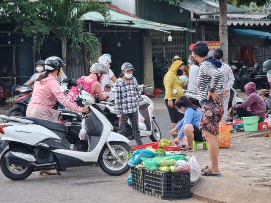 Tiểu thương tràn xuống vỉa hè lập “chợ cóc” giữa trung tâm TP Đà Nẵng - Ảnh 12.