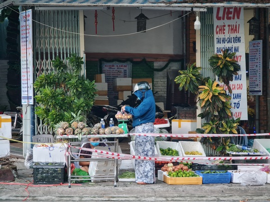Tiểu thương tràn xuống vỉa hè lập “chợ cóc” giữa trung tâm TP Đà Nẵng - Ảnh 7.