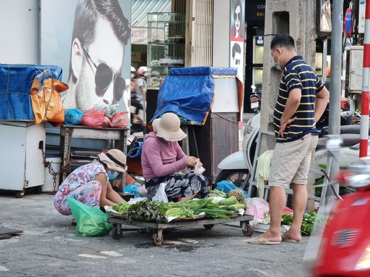 Tiểu thương tràn xuống vỉa hè lập “chợ cóc” giữa trung tâm TP Đà Nẵng - Ảnh 6.