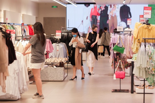 CLIP: Trung tâm thương mại mở cửa, người dân Hà Nội phấn khởi vào mua sắm - Ảnh 8.