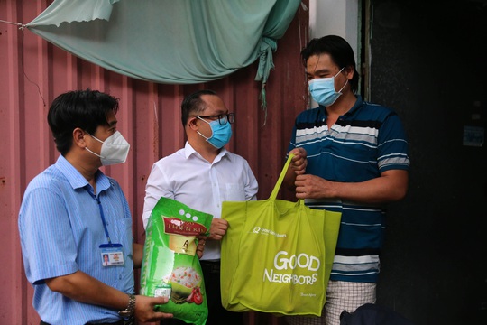 Trao 2.000 phần quà đến các khu nhà trọ, gia đình khó khăn vì Covid-19 - Ảnh 6.