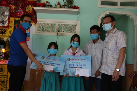 Chương trình Tình thương cho em đến với 2 chị em mất mẹ do Covid-19 ở Quảng Nam - Ảnh 2.
