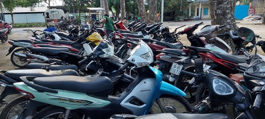Đột nhập kho xe máy khủng do trộm cắp ở Bình Thuận - Ảnh 1.