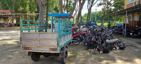 Đột nhập kho xe máy khủng do trộm cắp ở Bình Thuận - Ảnh 2.