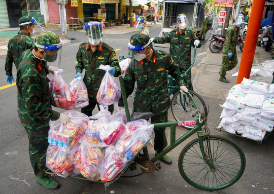 Phóng sự ảnh: Người dân TP HCM bất ngờ thấy bộ đội dùng xe đạp thồ lương thực trên phố - Ảnh 4.