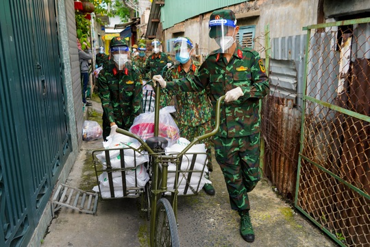 Phóng sự ảnh: Người dân TP HCM bất ngờ thấy bộ đội dùng xe đạp thồ lương thực trên phố - Ảnh 7.