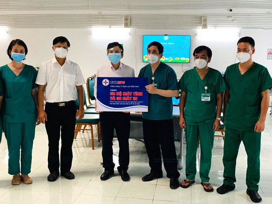 Trao tặng 100 bộ máy tính và 100 máy in cho Trung tâm Hồi sức tích cực người bệnh Covid-19 Bệnh viện Bạch Mai tại TP HCM - Ảnh 1.