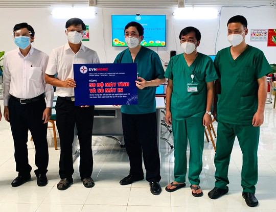 Trao tặng 100 bộ máy tính và 100 máy in cho Trung tâm Hồi sức tích cực người bệnh Covid-19 Bệnh viện Bạch Mai tại TP HCM - Ảnh 2.