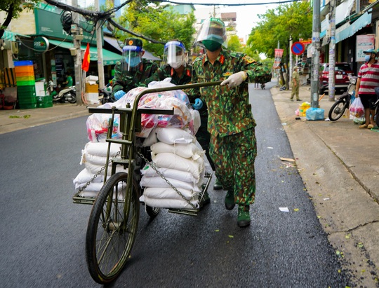 Phóng sự ảnh: Người dân TP HCM bất ngờ thấy bộ đội dùng xe đạp thồ lương thực trên phố - Ảnh 5.