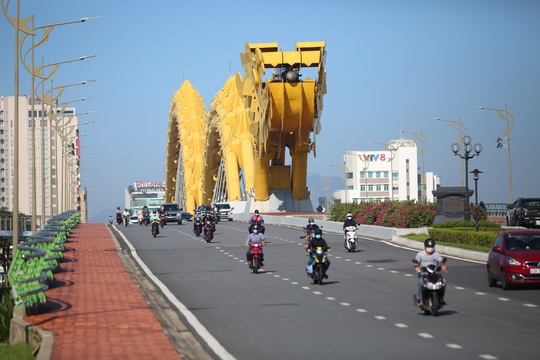 Đường phố Đà Nẵng đông đúc trở lại trong ngày đầu chuyển sang trạng thái mới - Ảnh 5.