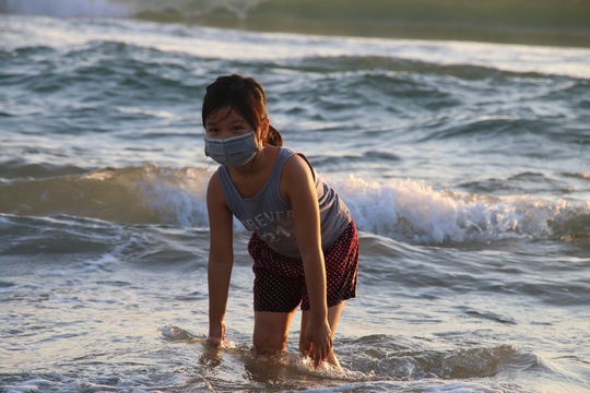 Chùm ảnh: Người dân Đà Nẵng phấn khích ngày đầu được tắm biển trở lại - Ảnh 6.