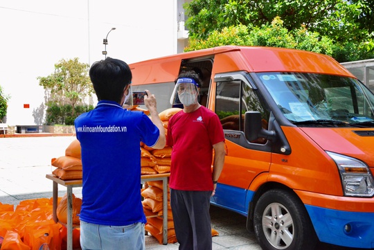 Quỹ Từ thiện Kim Oanh tặng gạo, thực phẩm cho trẻ mồ côi và sinh viên xa quê - Ảnh 1.