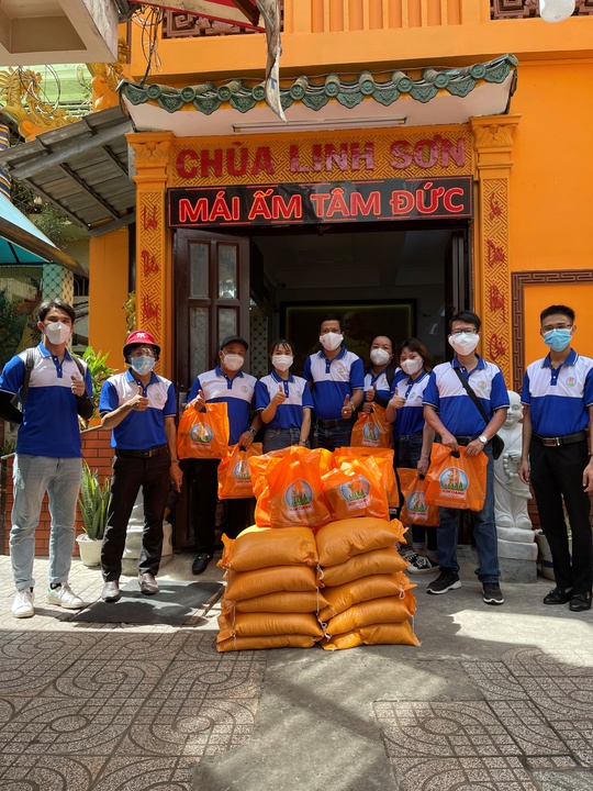 Quỹ Từ thiện Kim Oanh tặng gạo, thực phẩm cho trẻ mồ côi và sinh viên xa quê - Ảnh 2.