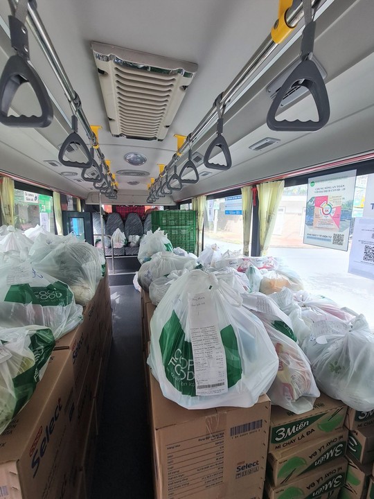 Co.op Food dùng xe buýt giao hàng cho người dân TP HCM - Ảnh 2.