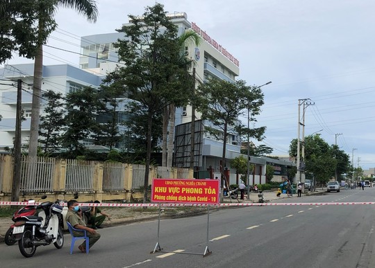 Nhân viên y tế dương tính, phong tỏa bệnh viện tư nhân lớn nhất Quảng Ngãi - Ảnh 1.
