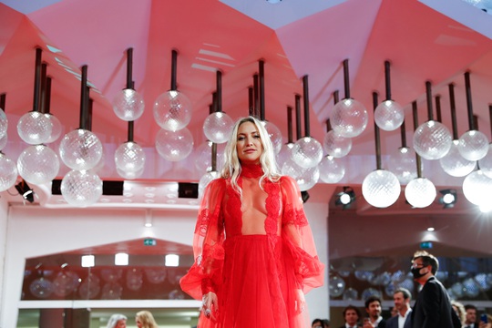 Minh tinh Kate Hudson cuốn hút trên thảm đỏ - Ảnh 4.